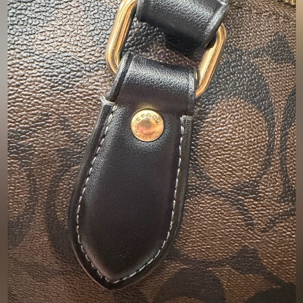 👜 Coach Gallery Tote in Brown Signature canvas with Gold Hardware - Picture 8 of 13